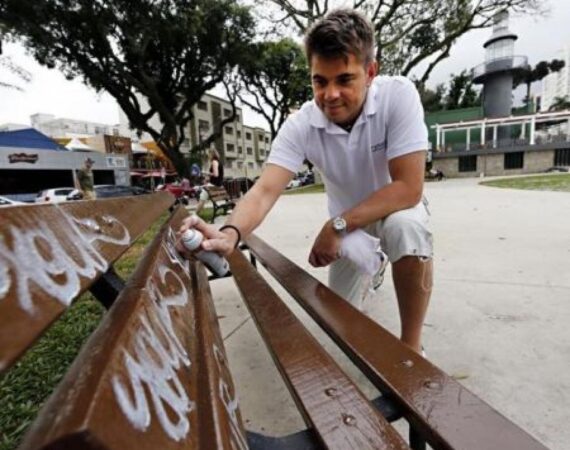 Gazeta do Povo - Praça da Espanha recebe proteção contra piche