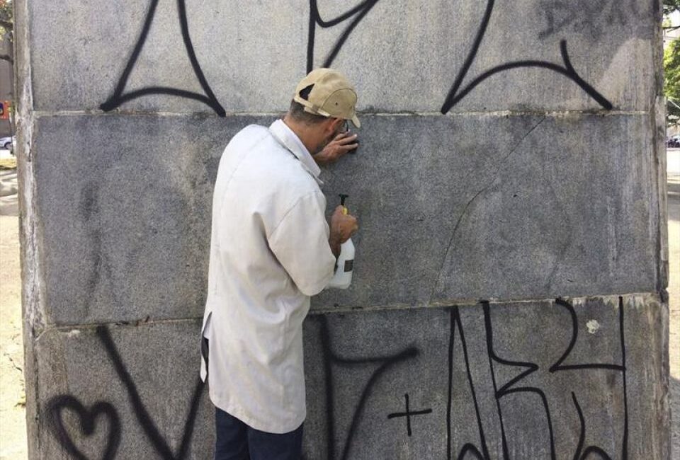 Monumentos da Praça de 19 de Dezembro têm nova ação de despiche