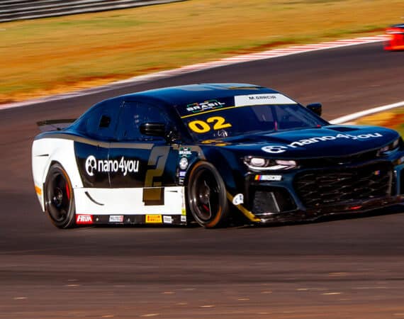 Carro da NASCAR Brasil em um evento com práticas ESG.